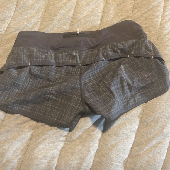 Lululemon speeds. Lightly worn grey shorts size 6 - Picture 4 of 4